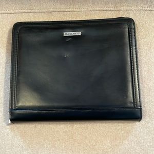 AT-A-GLANCE AGENDA *VINTAGE*